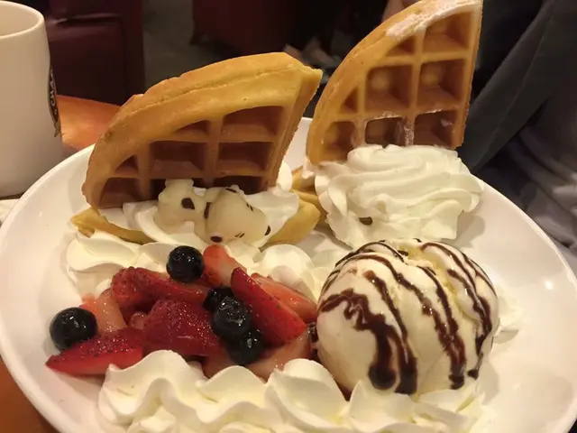 勁重cream的窩夫，窩夫比較鬆軟，好讚個snoopy朱古力，真是令成碟野好有感覺 ，雪糕等都無乜特別