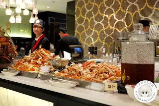 堆的山一樣高的蟹腳，  你也可以堆得山一樣高的回座位。  (不要看鏡頭啦～人家會害羞的！)