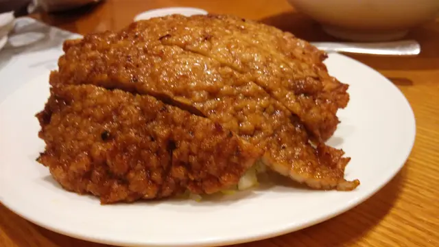排骨蛋炒飯 [鼎泰豐] — 驚喜！整塊排骨(豬扒)蓋在飯上