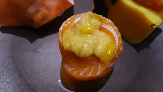 小小一件壽司集海膽﹑三文魚之鮮味,甘香味美