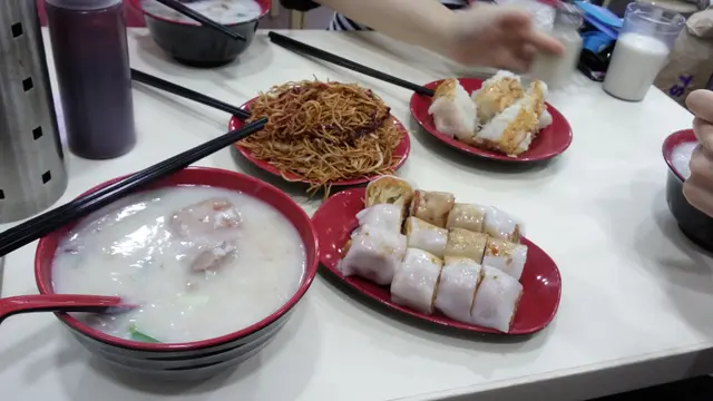 右面的是蒸蘿蔔糕。。分了四份。。