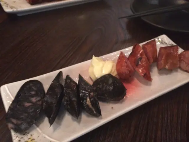 燒墨魚腸(左), 燒飛魚卵子香腸(右)