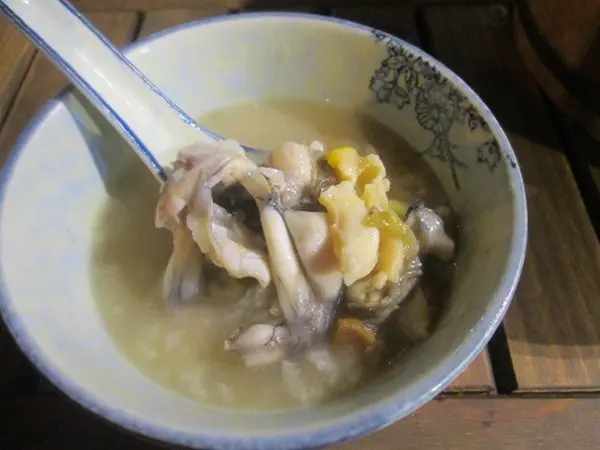 粥料以海鮮為主, 但亦有禽類