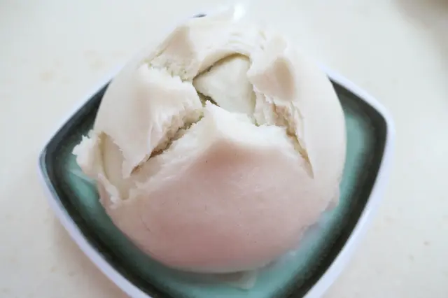 酥皮蛋黃蓮蓉包