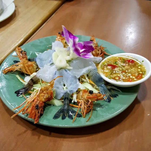 泰發把蝦頭香炸,與生蝦一同上菜,一點都沒有浪費食物,炸蝦頭香脆,生蝦新鮮,配上蒜片以及香辣汁,凸出鮮味