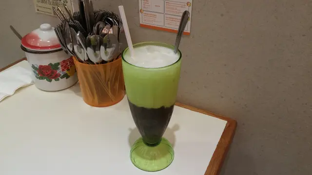 紅豆冰少冰，老實說本來想叫的是走冰，但還是稍留少許較富風味