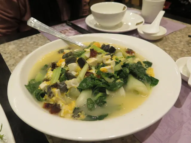 有菜心,芥蘭,白菜同好似生菜揀,店員推介白菜,因為同個湯好夾,真係無介紹錯
