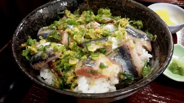 秋刀魚刺身丼