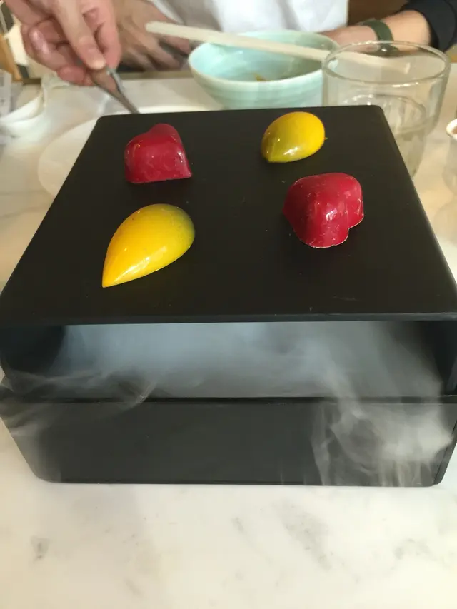 2款小食我都嗌朱古力，黃色流心個個好食過紅色脆脆