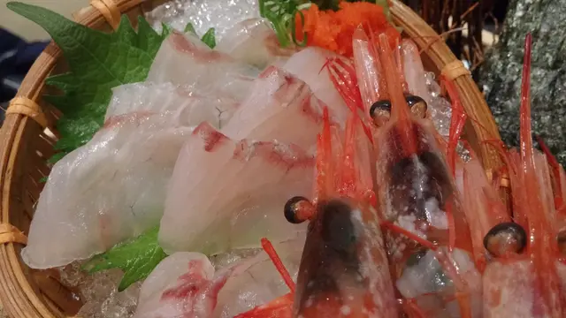 薄切左口魚片片半透,白中帶粉潤,色澤自然,厚薄均勻