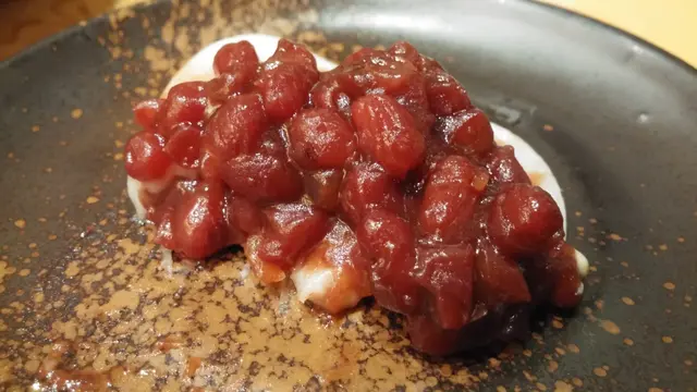 年糕的煙韌程度恰到好處,紅豆甜得清美怡人,根本不飽滯