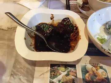 2人囍宴晚餐嘅秘制鎮江骨，好咸，份量細