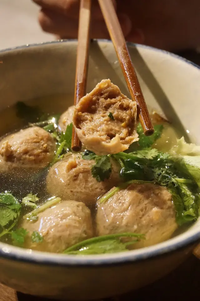 牛丸口感紥實,是手打的無疑,肉汁不算多,尚算鮮味