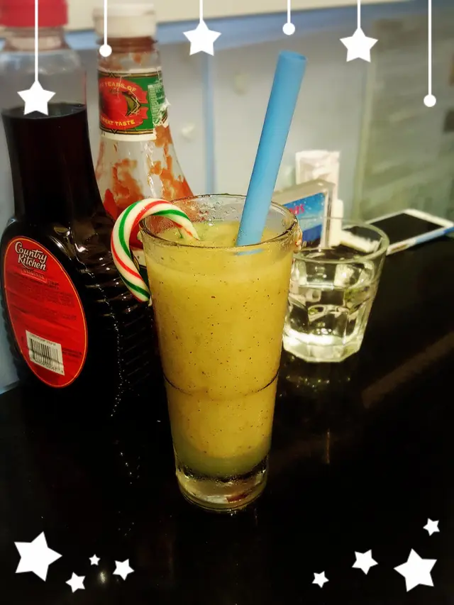 Green Apple and Grape Kiwi Smoothie with a Candy Cane Garnish（$34）