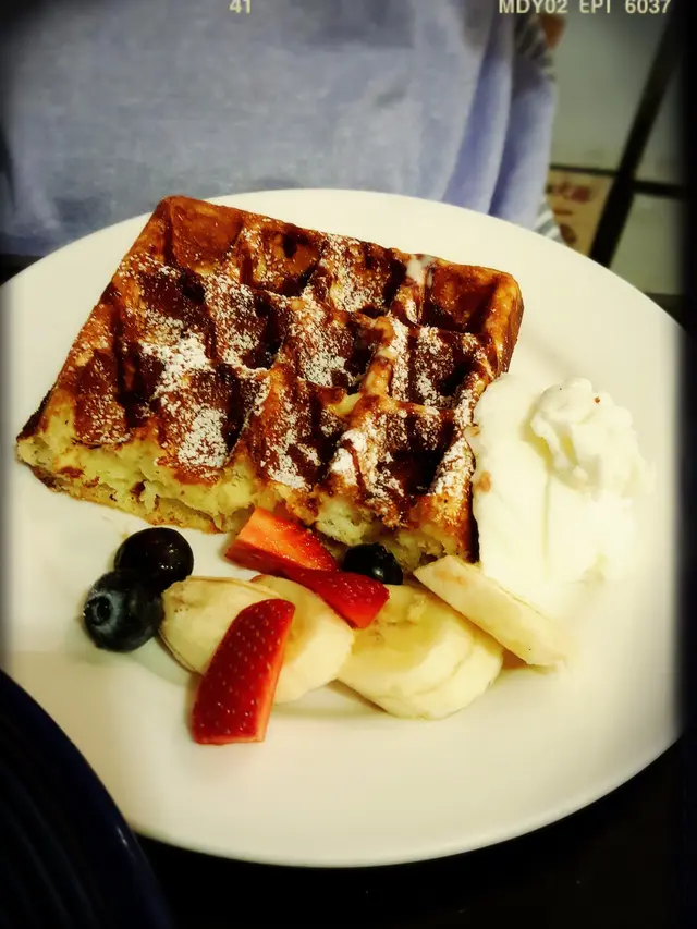Berry Waffle Delight + Apollo Vanilla Ice-Cream（$71 + $10 Dark Chocolate Chip Waffle）