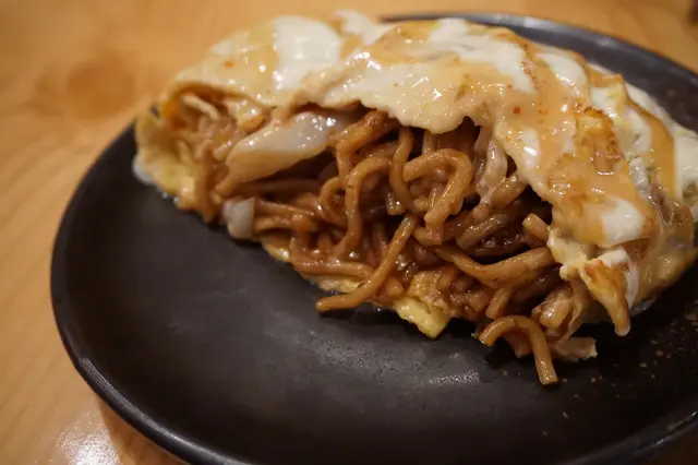 以甜醬油炒過的麵條口感煙靱