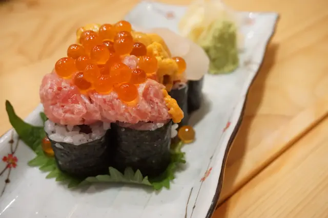 鋪在小卷上的都是當時得令的食材