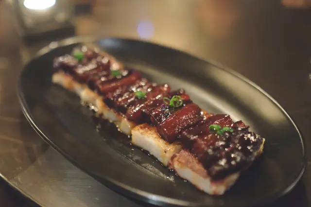 東坡黑豚肉配蘿蔔糕