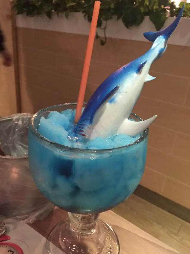 見過個人都叫條鯊魚來飲，一試無妨。但果然係好睇唔好食，話有酒精成份我唔係好飲得出，得個甜字。不過條鯊魚真係好攪笑😁