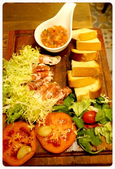 西班牙黑毛豬火腿配西班牙蕃茄醬及多士