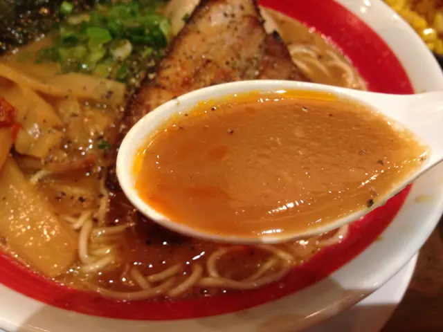 湯頭深褐泛紅醬油香