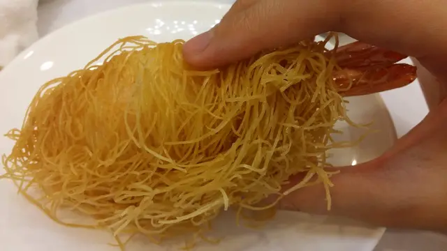 小口咬開，哦……我知道了，子母的意思是以蝦籽、蝦肉及少許肥豬肉製成蝦膠