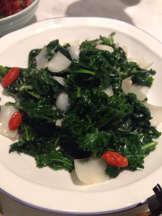 好爽嘅菜, 侍應話呢種菜平時用來整沙律生食ga, 但炒過都一樣爽脆。我同男朋友都好鐘意呀! 淨返最尾果箸大家都想食, 要猜包剪揼羸左先有得食