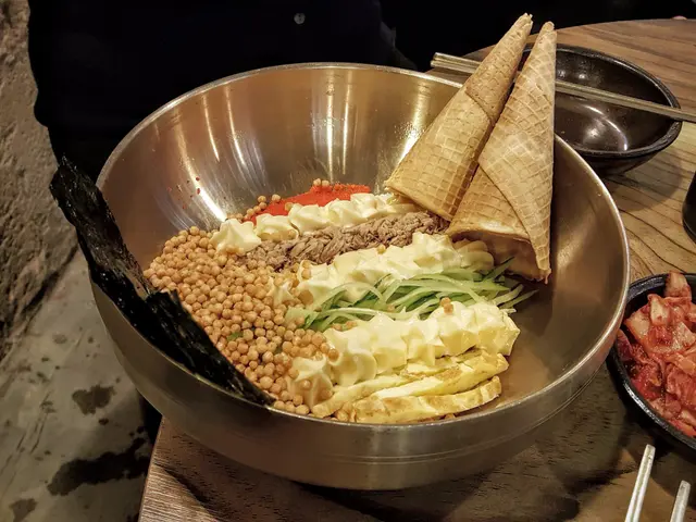 吃之前，先要帶上手套，用手輕輕攪拌碗中的材料，之後再加入附上的雪糕筒，變成一個飯團雪糕，又可以吃又可以玩，十分有趣。味道方面，蟹子，美乃滋，青瓜絲，飯，加上香脆粒，的確＜脆卜卜＞，飯團加雪糕的概念