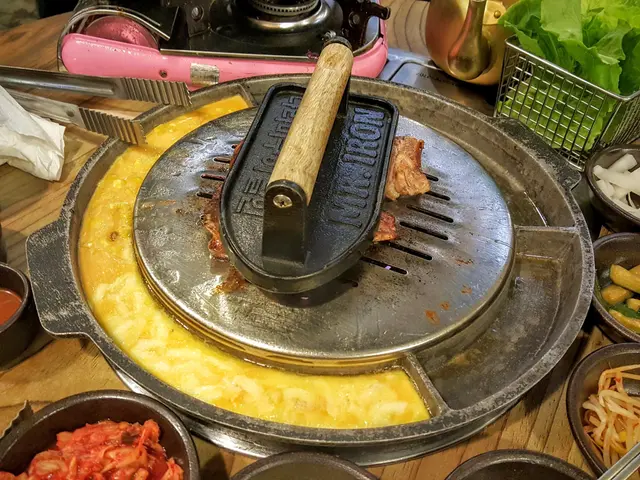 燒烤方面先選厚切五花肉，分量有點少，燒烤時把熨斗壓下，五花肉本身是沒有醃過，味道只可以靠他們提供的醬油，醬油沒有特別處理過，未能帶出五花肉的味道，有點失望。