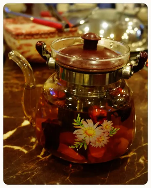 除了可叫汽水啤酒外, 食店還泡了一壺紅棗桂圓茶
