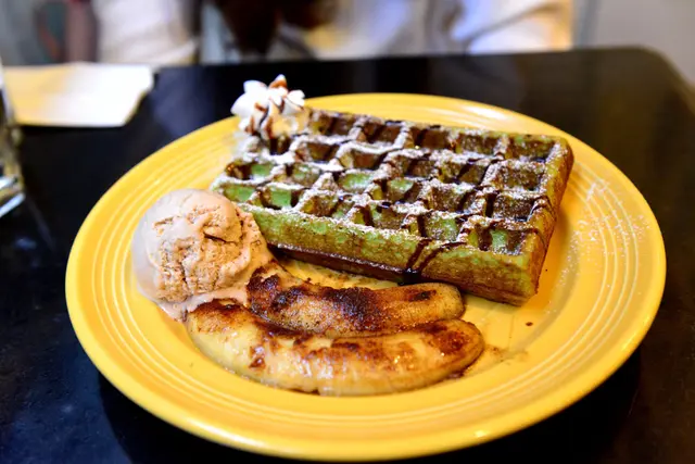 Waffles (Pandan waffle、Banana FostersWaffle、Hazelnut ice cream)