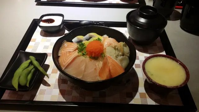 魚生新鮮﹑好味 三文魚唔算厚