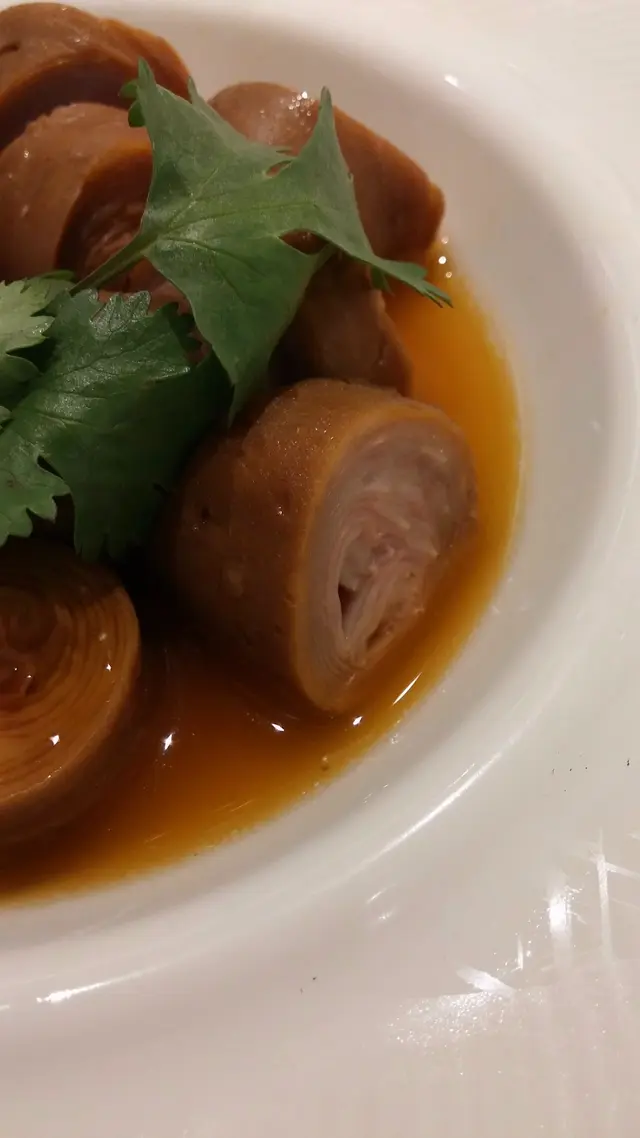 以傳統九摺式方法滷過,入味帶鹹鮮香氣,不會重味過頭