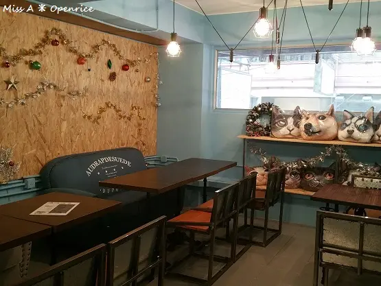 樓上環境很不錯，特別喜歡那兩張sofa