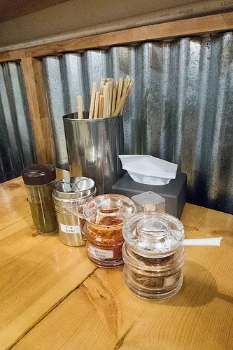 在鐵皮屋下配備了昆布醋, 芝士粉和辣醬等調味料