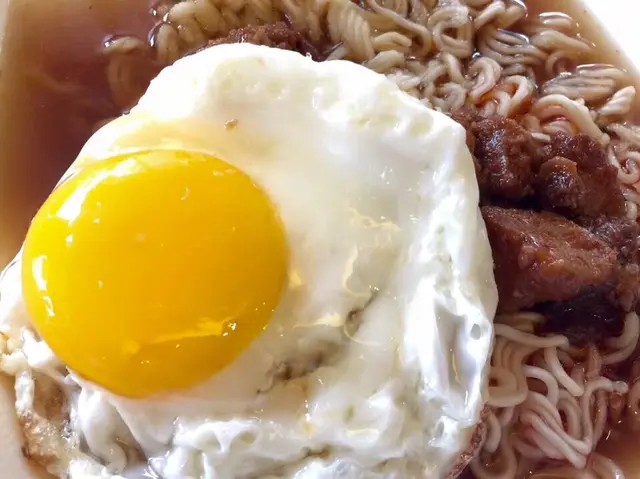 太陽蛋腸仔五香肉丁出前一丁