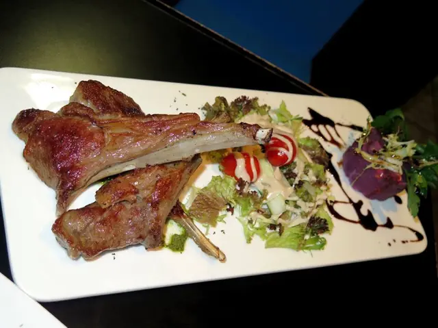 烤紐西蘭羊鞍配阿根廷青醬