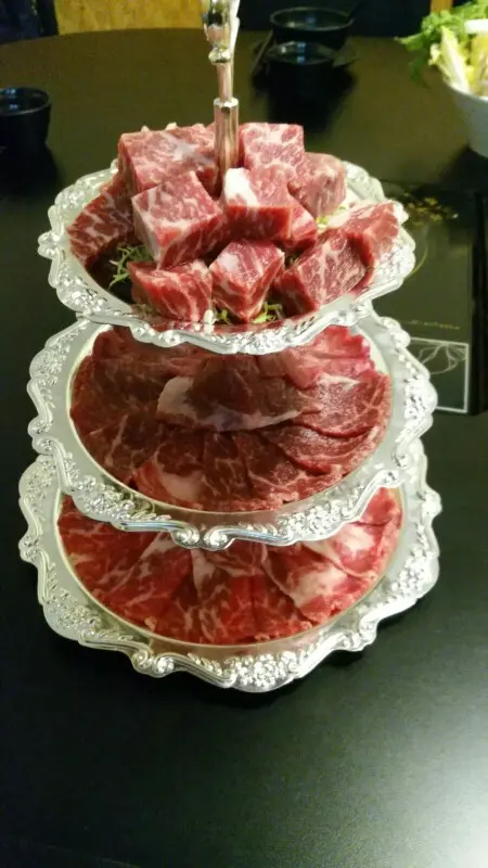 牛尚盛：手切牛、牛邊位、安格斯，牛柳粒、牛舌