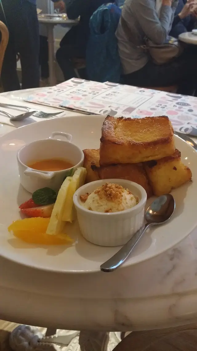 金黃薄脆的吐司外層毫無油膩感,顯硬的外皮讓你想像不了內裏的柔嫩