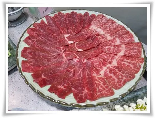 招牌新鮮手切牛頸脊和極品手切雪花肥牛