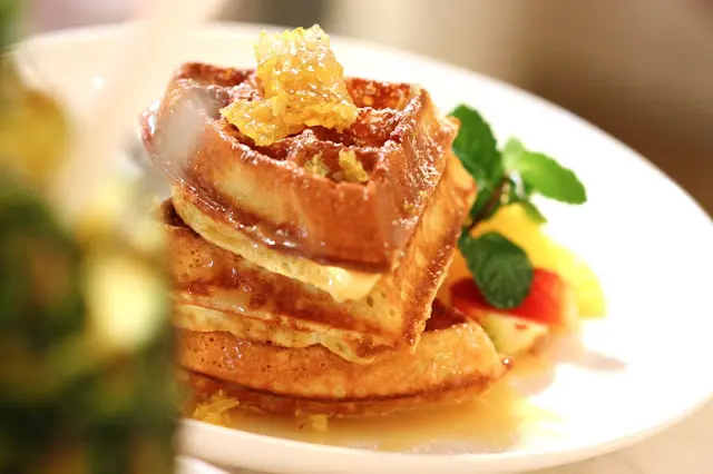 窩夫體外硬脆，內濕潤彈性