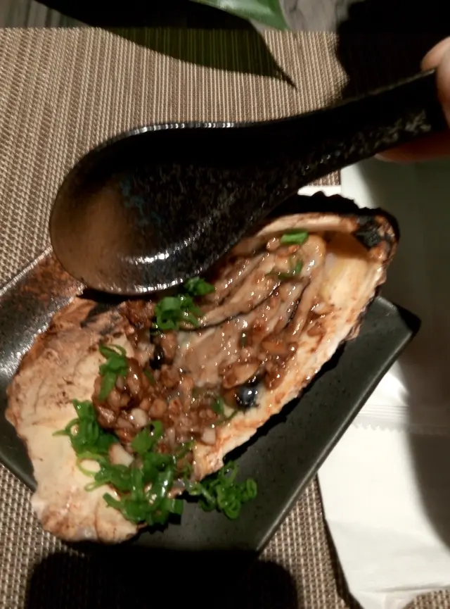 蒜粒非常多~生蠔約一隻湯匙大~