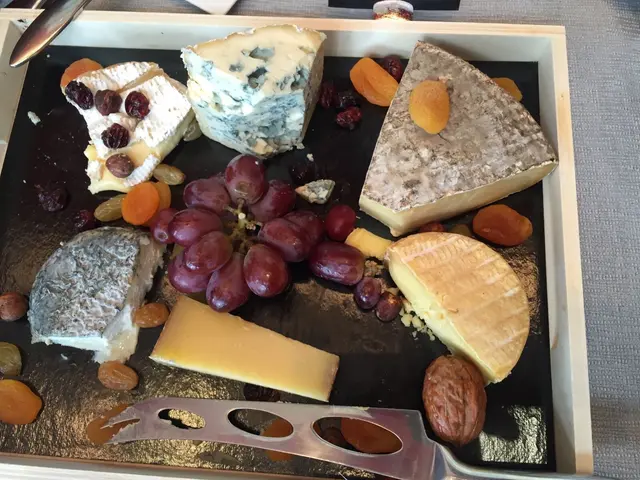 左上為Brier, 上中為Blue Cow Cheese, 上圖右未能確定,下左是Munster, 下中及右是Comte