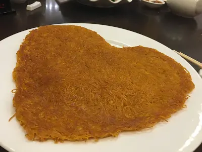 這個麵外脆內軟, 帶有不少韮黃, 味道清新之餘, 亦可減少油膩感, 不加糖醋也已很好吃, 有驚喜。