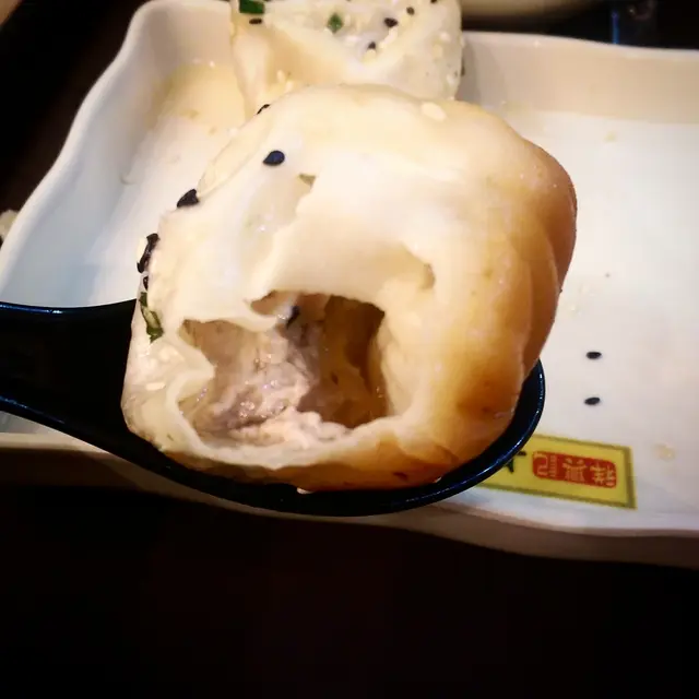 咬下時,熱辣辣的湯汁溢出。