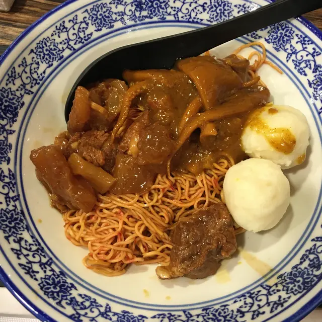 咖哩魷魚，牛筋腩，墨魚丸，乾撈紅菜頭麵