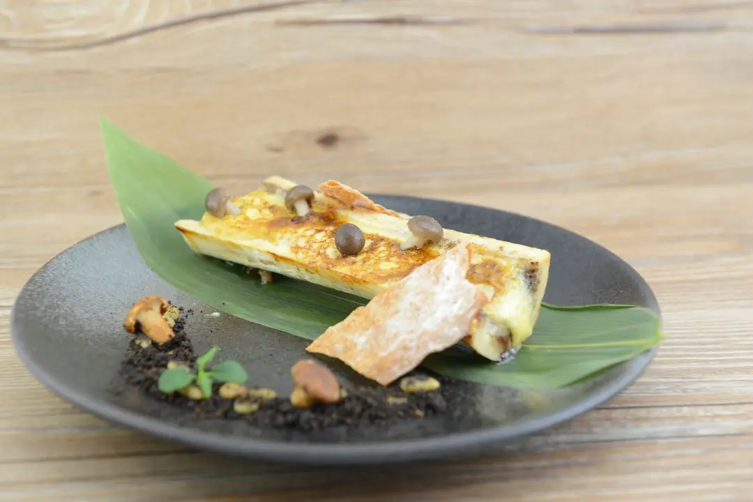 bone marrow,hollandaise sauce,pinenuts olive powder,cracker