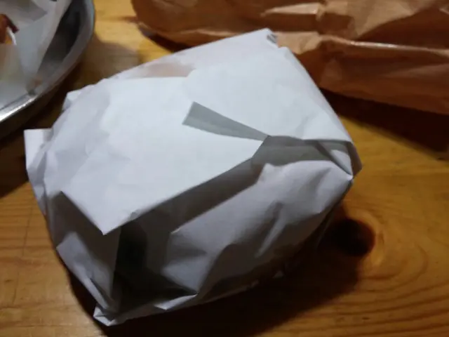 睇住店員好細心咁接好