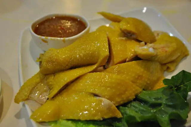 黃澄澄的海南雞顯得油亮肥美