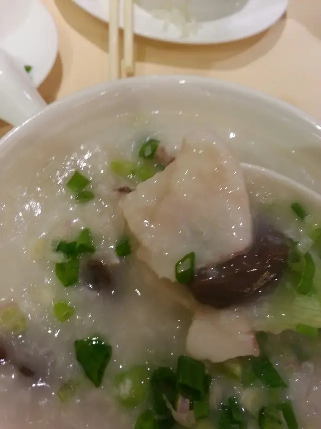 切得極薄的鯇魚片,非常嫩滑